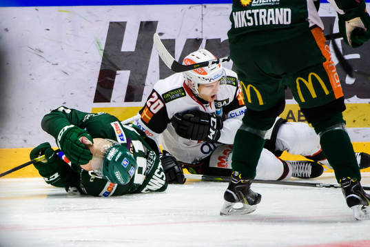 Färjestads Theodor Lennström blir liggandes på isen