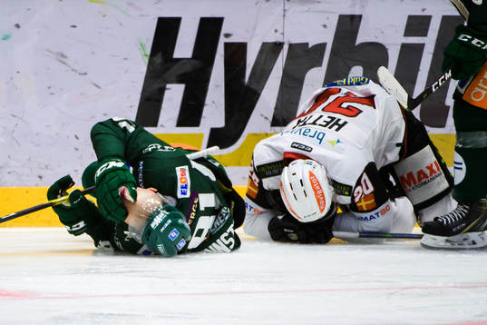 Färjestads Theodor Lennström blir liggandes på isen