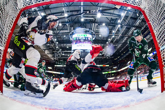 Malmö Redhawks Niklas Arell ser på när Färjestads Axel