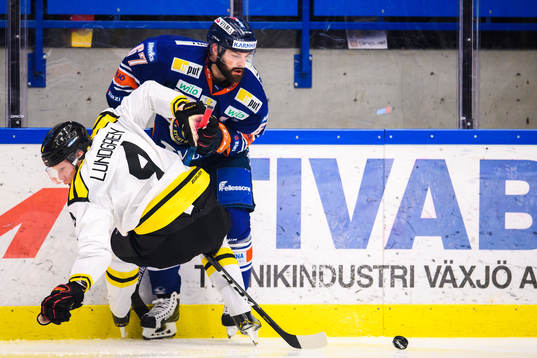 Växjös Linus Fröberg tacklar Brynäs Niclas Lundgren