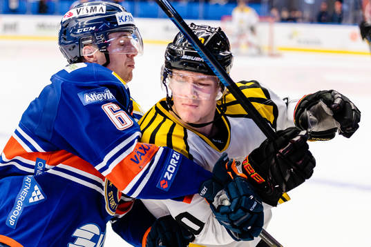 Växjös Linus Högberg tacklar Brynäs Jesper Boqvist