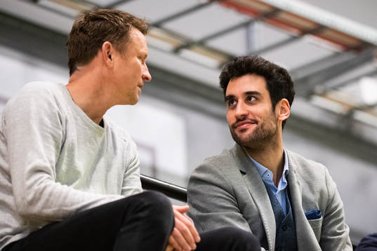 Styrelseledamot Kennet Andersson pratar med Ekkono Soccers Fran Querol