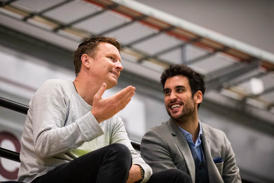 Styrelseledamot Kennet Andersson pratar med Ekkono Soccers Fran Querol