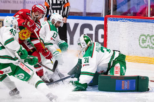 Rögles Taylor Matson och målvakt Ville Kolppanen och