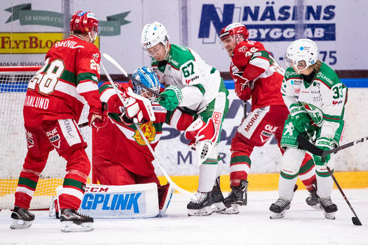 Rögles Leon Bristedt och Moras Oskar Svanlund och målvakt