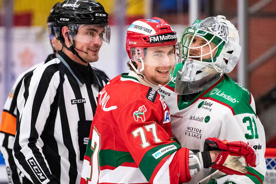 Moras Michael Keränen och Rögles målvakt Ville Kolppanen