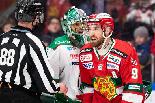 Rögles målvakt Ville Kolppanen och Moras Andrew Rowe