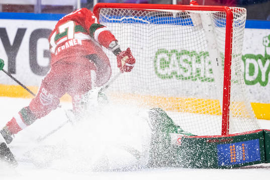 Moras Michael Keränen och Röglesmålvakt Ville Kolppanen