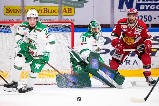 Rögles Nils Höglander och Rögles målvakt Ville