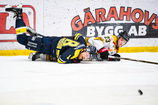 s Joakim Andersson och Luleås Jesper Sellgren i kamp om