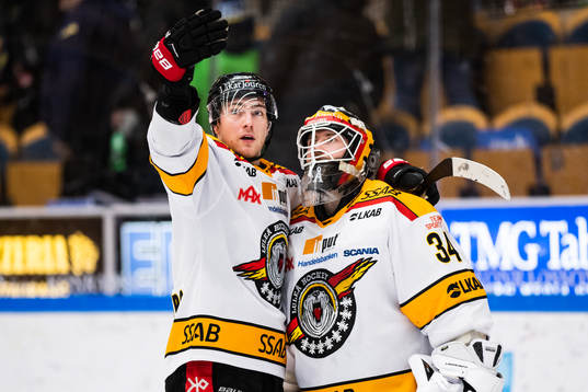 Luleås Johan Forsberg jublar med målvakt Joel Lassinantti