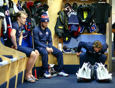 Linköpings Chad Billins och målvakt Jacob Johansson före