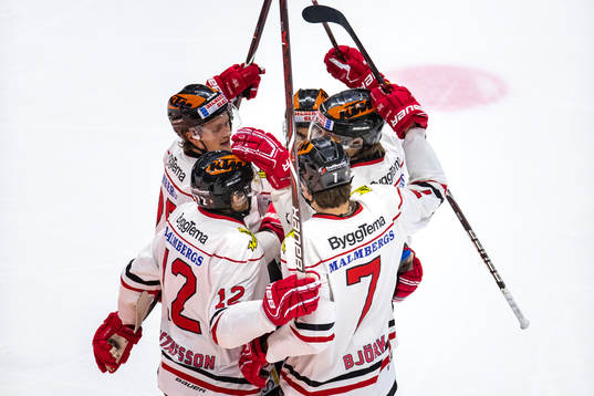 Örebros Glenn Gustafsson jublar med lagkamrater