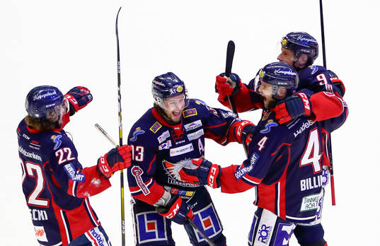 Linköpings spelare med Andrew Gordon jublar