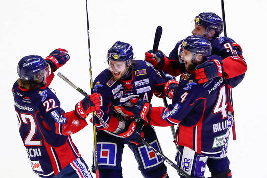 Linköpings spelare med Andrew Gordon jublar