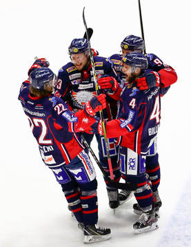 Linköpings spelare med Andrew Gordon jublar