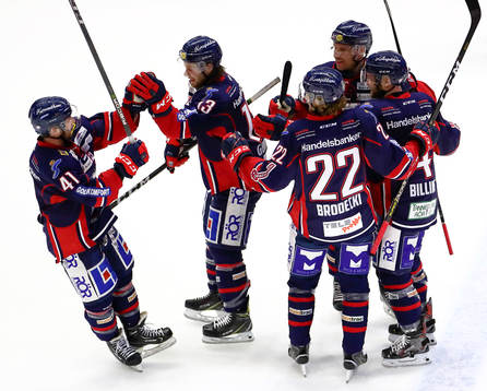 Linköpings spelare med Andrew Gordon jublar