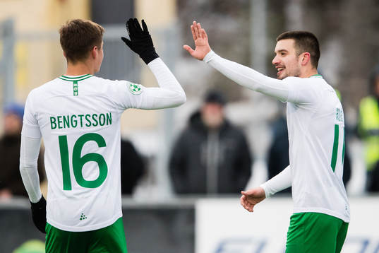 Hammarbys Leo Bengtsson jublar tillsammans med Vladimir Rodic som gjort 0-1 för Hammarby
