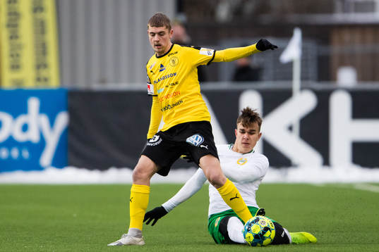 Frejs Albin Mörfält i kamp om bollen med Dusan Jajic