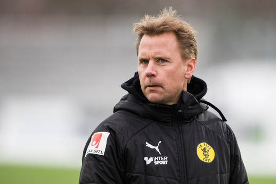 Frejs tränare Lukas Syberyjski innan träningsmatchen i