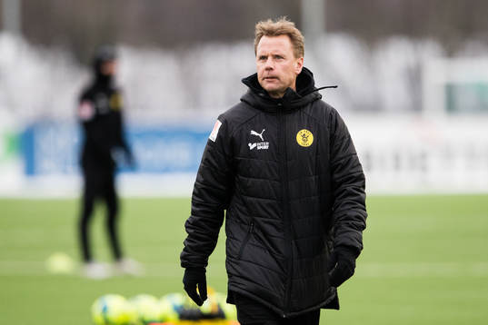 Frejs tränare Lukas Syberyjski innan träningsmatchen i