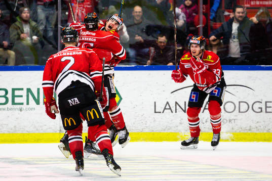 Örebros Anton Hedman jublar med Christopher Mastomäki och