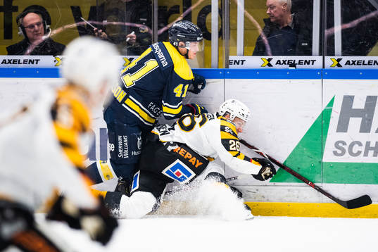 s Johan Johnsson och Skellefteås Patrik Norén i kamp om