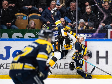 s David Gustafsson i kamp om pucken