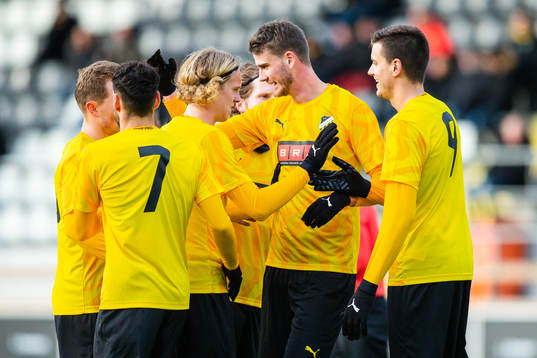 Häckens Johan Hammar jublar med lagkamrater efter 1-0