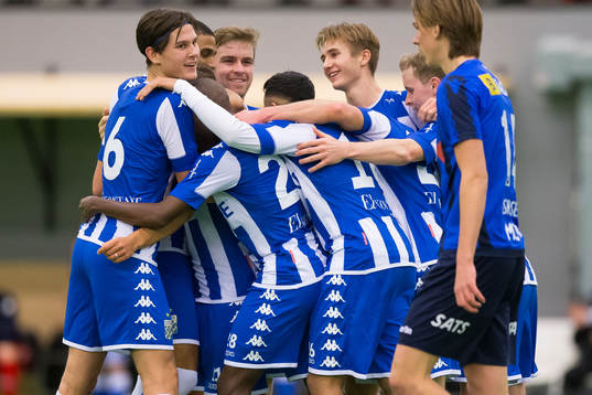 IFK Göteborgs Amin Affane jublar med lagkamrater efter 1-0