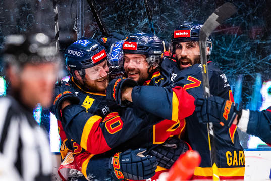 Djurgårdens Linus Hultström jublar med Jacob Josefson och