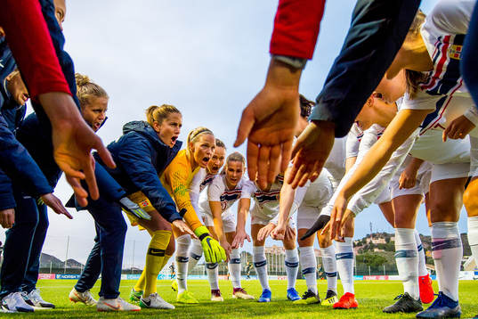 Elise Thorsnes, Ingrid Ryland, goalkeeper Ingrid Hjelmseth, Caroline Graham Hansen, Emilie Bosshard Haavi and the players of Norway gather in a circle ahead of the international friendly match between Norway and Canada on January 22, 2019 in La Manga.