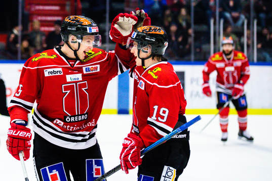 Örebros Gustav Backström och Patrik Virta jublar