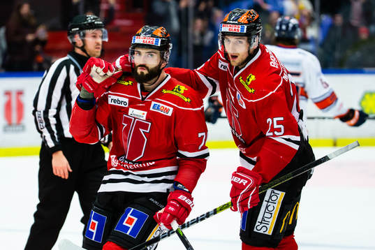Örebros Nick Ebert och Anton Hedman jublar