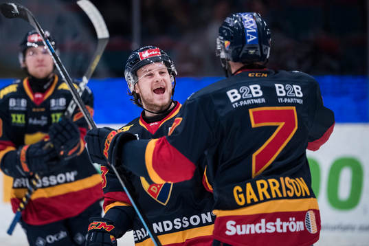 Djurgårdens Bobbo Petersson jublar med Jason Garrison