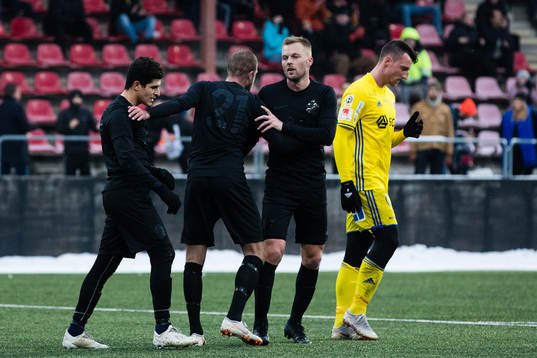 s Daniel Sundgren (m) jublar tillsammans med Tarik Elyounoussi och Sebastian Larsson etfer att ha kvitterat till 1-1 på straff under träningsmatchen i fotboll mellan AIK och Sundsvall den 25 januari 2019 i Stockholm. 