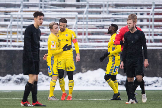 Sundsvalls Simon Marklund jublar tillsammans med Linus Hallenius som gjort 0-1 för Sundsvall