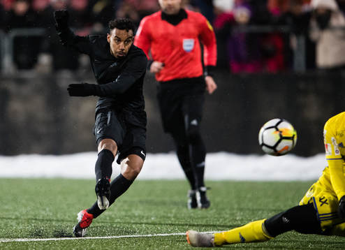 s Bilal Hussein med ett skott under träningsmatchen i fotboll mellan AIK och Sundsvall den 25 januari 2019 i Stockholm. 