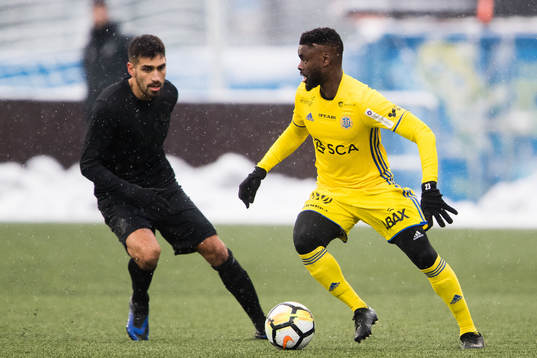 s Stefan Silva i kamp om bollen med Sundsvalls Maic Sema under träningsmatchen i fotboll mellan AIK och Sundsvall den 25 januari 2019 i Stockholm. 