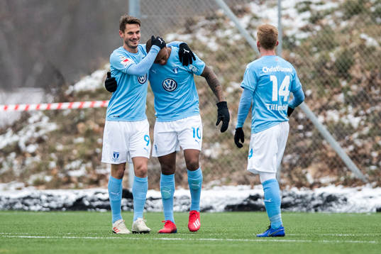 Malmö FFs Markus Rosenberg jublar tillsammans med Carlos Strandberg och Anders Christiansen (ryggen mot kameran)