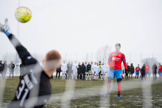 Helsingborgs Andreas Svensson skjuter straff mor