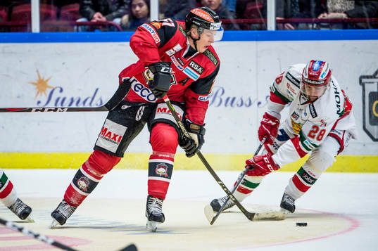 Malmö Redhawks Emil Sylvegård mot Moras Oskar Svanlund