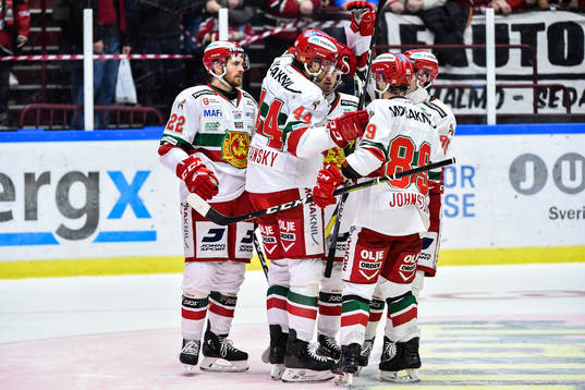 Moras Matej Stransky jublar med lagkamrater