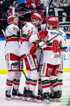 Moras Matej Stransky jublar med lagkamraterna