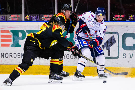 Linköpings Johan Södergran i kamp om pucken Brynäs