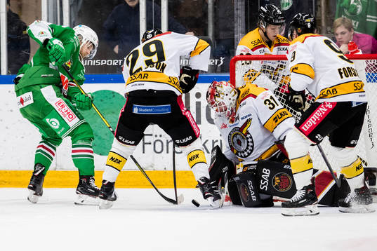 Rögles Ted Brithén anfaller och Luleås Erik Gustafsson,