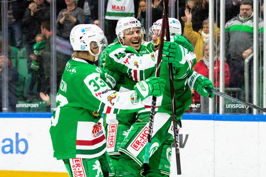 Rögles Matt Carey jublar med lagkamrater