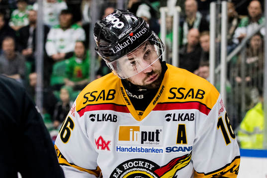 Luleås Niklas Olausson grimaserar