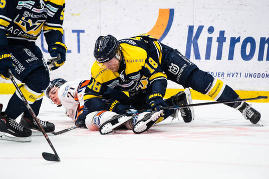 s Joakim Andersson i kamp om pucken