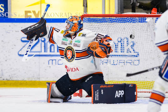 s Mattias Tedenby (ej i bild) gör 4-2 bakom Växjös